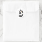 Panda met koffie om te gaan ronde sticker (Tas)