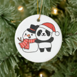Panda met Snowman in de winter voor kerstkeramiek Keramisch Ornament<br><div class="desc">Panda met sneeuwman in de winter voor Kerstmis - een sneeuwman voor de winter en de kerst. Een wintergroet in het koude seizoen voor de feestdagen. Kerstpanda met sneeuwman.</div>