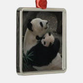 Panda Momma en Baby Metalen Ornament (Rechts)