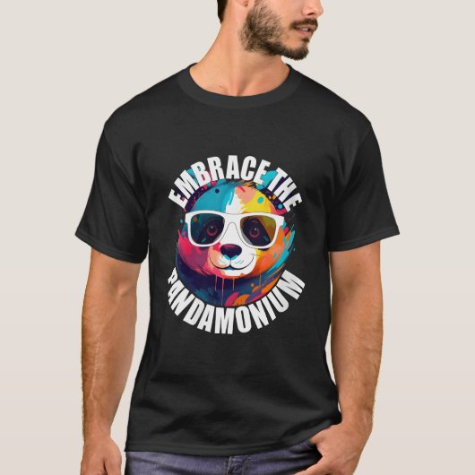 Panda omhelzen het pandamoniumkleurrijke dier t-shirt (Voorkant)