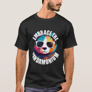 Panda omhelzen het pandamoniumkleurrijke dier t-shirt