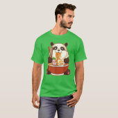 PANDA POWERED BY RAMEN | Vet Panda Eating Ramen T-shirt (Voorkant volledig)