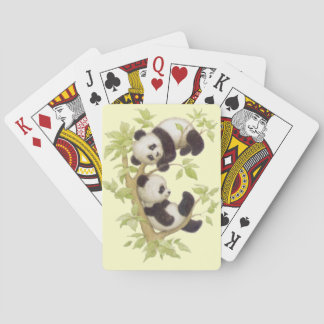 Panda speelt in een boom pokerkaarten