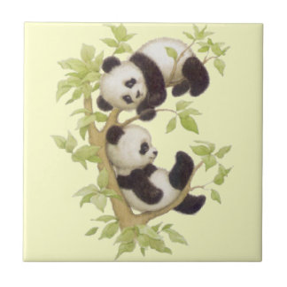 Panda speelt in een boom tegeltje