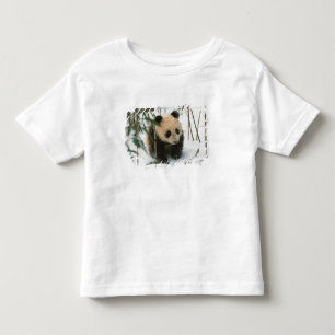 Panda welp in de sneeuw, Wolong, Sichuan, China Kinder Shirts