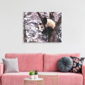 Panda welp speelt in besneeuwde boom canvas afdruk (Insitu (Woonkamer))