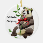 Panda Zitten met een Wreath op zijn hoofd en Bow C Keramisch Ornament (Achterkant)
