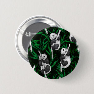 Pandajongen op donkergroen ronde button 5,7 cm