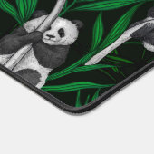 Panduiken op donkergroen bureaumat (Hoek)