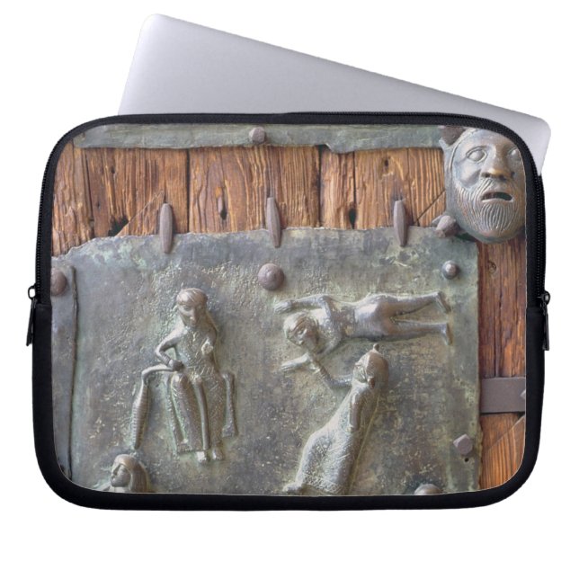 Panel van de linkerdeur, 12e eeuw (bronz) laptop sleeve (Voorkant)