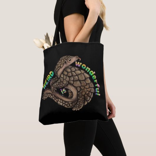 Pangolin Weird is geweldig Tote Bag (Dichtbij)