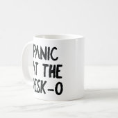 "Paniek aan de balie O" Mok 🖥️😱 (Voorkant links)