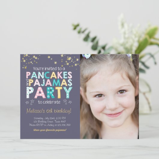 Pannenkoek en pyjama verjaardag uitnodiging Meisje (Staand voorkant)