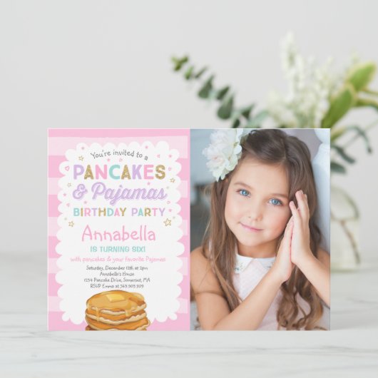 Pannenkoek en pyjama verjaardagsuitnodiging PJ's P Kaart (Staand voorkant)