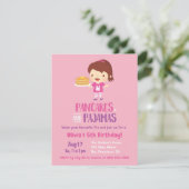 Pannenkoeken en meisje in pyjama verjaardagsfeestj kaart (Staand voorkant)