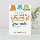 Pannenkoeken en pyjama jongen verjaardag uitnodigi kaart (Staand voorkant)