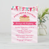 Pannenkoeken en Pyjama Meisje Verjaardagsuitnodigi Kaart (Staand voorkant)