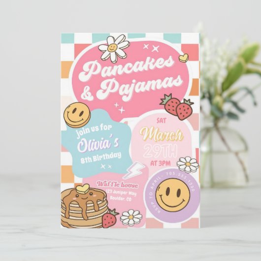 Pannenkoeken en pyjama verjaardagsfeestje uitnodig kaart (Staand voorkant)