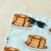 Pannenkoeken met esdoornsiroop en stippenpatroon strandlaken (In situ)