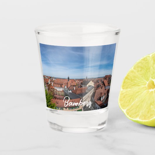 Panorama uitzicht van de oude stad van bovenaf in  shot glas (Voorkant)