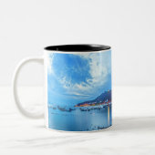 Panoramisch Seaside vista van Vung Tau, Vietnam Tweekleurige Koffiemok (Links)