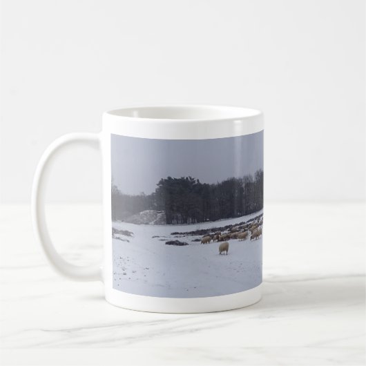 Panoramisch sneeuwlandschap met Mok van schapenkof (Links)