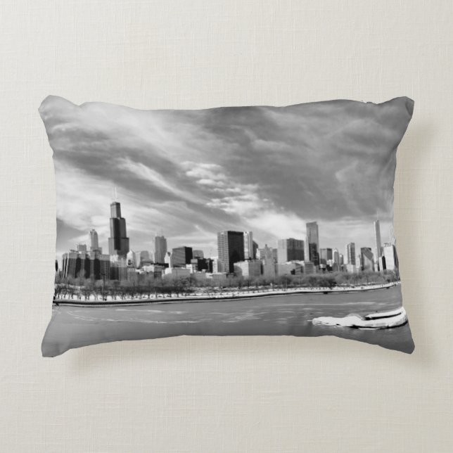 Panoramisch uitzicht van de skyline van Chicago in Decoratief Kussen (Voorkant)