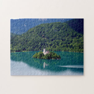 Panoramisch uitzicht van het Bled-meer met de pelg Legpuzzel