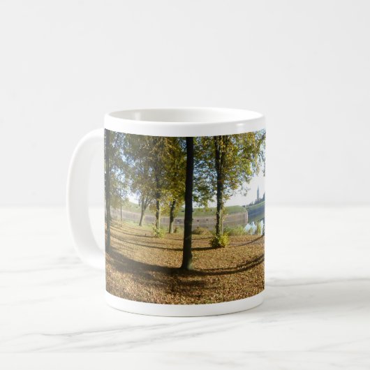 Panoramische stadzalen en Mok van kerkkoffie (Voorkant links)