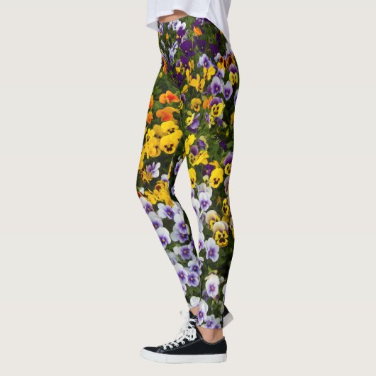 Pansies in de tuin. Natuurlijk afbeelding Leggings (Links)