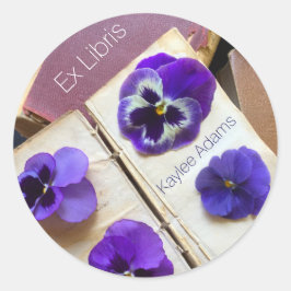 Pansies op boeken boekenplaat ronde sticker