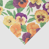Pansies op off white tissuepapier (Detail)