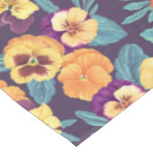 Pansies op pruimenviolet tafelkleed (Gekanteld)