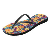 Pansies op pruimenviolet teenslippers (Schuin)