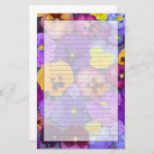 Pansy bloemen die drijven in een vogelbad met dauw briefpapier (Voorkant / Achterkant)