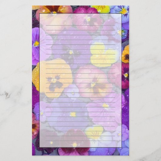 Pansy bloemen die drijven in een vogelbad met dauw briefpapier (Voorkant)