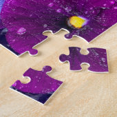 Pansy bloemen die drijven in een vogelbad met dauw legpuzzel (Zijkant)