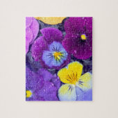 Pansy bloemen die drijven in een vogelbad met dauw legpuzzel (Verticaal)