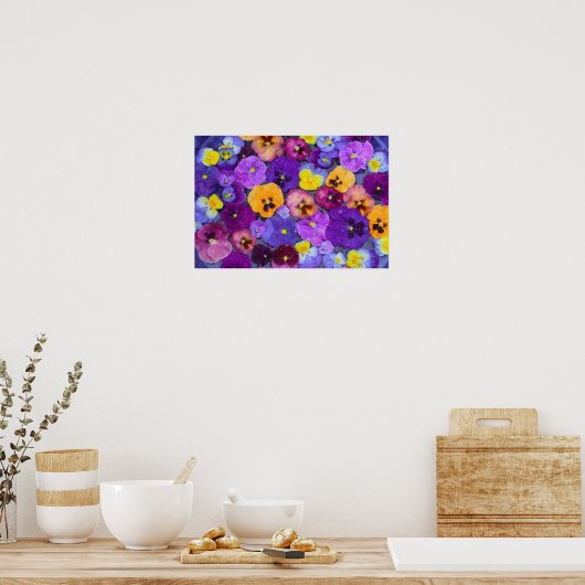 Pansy bloemen die drijven in een vogelbad met dauw poster (Keuken)