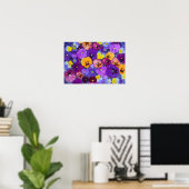 Pansy bloemen die drijven in een vogelbad met dauw poster (Thuiskantoor)