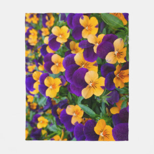 Pansy Bloom: Garden Beauty Close-up. Fleece Deken