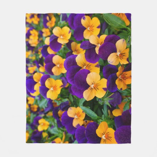 Pansy Bloom: Garden Beauty Close-up. Fleece Deken (Voorkant)