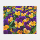 Pansy Bloom: Garden Beauty Close-up. Fleece Deken (Voorkant (Horizontaal))