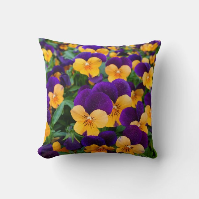 Pansy Bloom: Garden Beauty Close-up. Kussen (Voorkant)