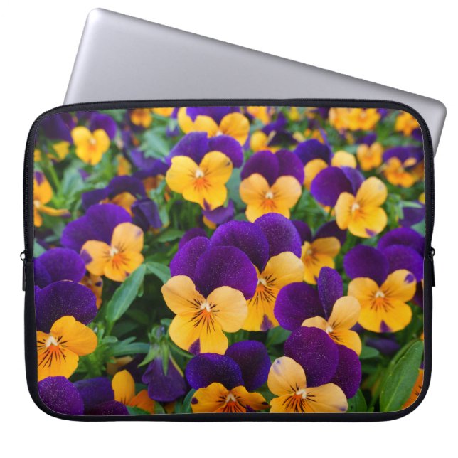 Pansy Bloom: Garden Beauty Close-up. Laptop Sleeve (Voorkant)