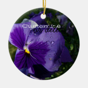 Pansy met waterdruppels; Personaliseerbaar Keramisch Ornament