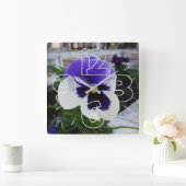 Pansy op de stoep vierkante klok (Huis)