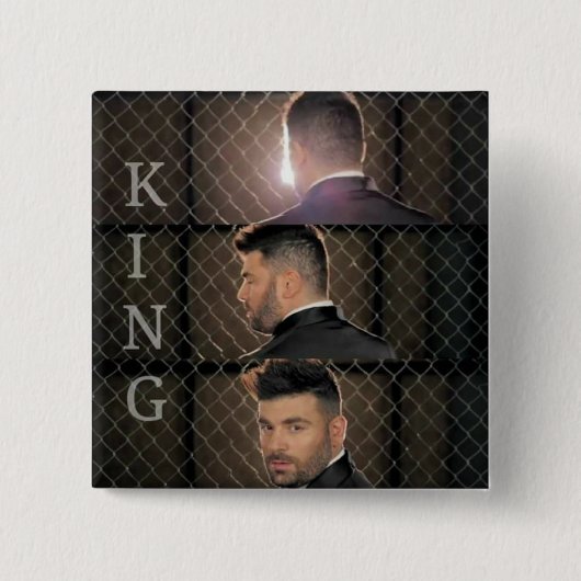 PANTELIS PANTELIDIS PIN BACK BADGE VIERKANTE BUTTON 5,1 CM (Voorkant)