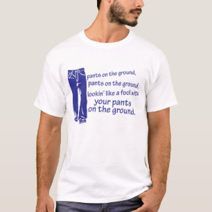 Pants op het Shirt op de grond