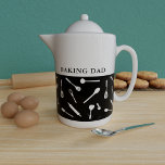 Pap Black Kitchen Tool Pattern Teapot Theepot<br><div class="desc">Is je vader een wiz in de keuken? Behandel hem naar zijn eigen theepot met een patroon van populaire kookgerei. Voeg gewoon zijn naam toe.</div>